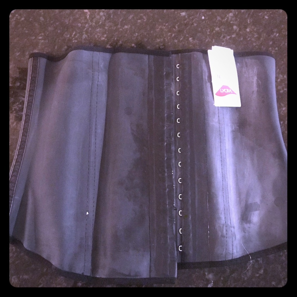 Ann Chery Waist trainer